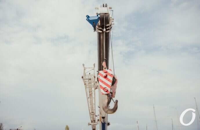 спуск яхт на воду, кран