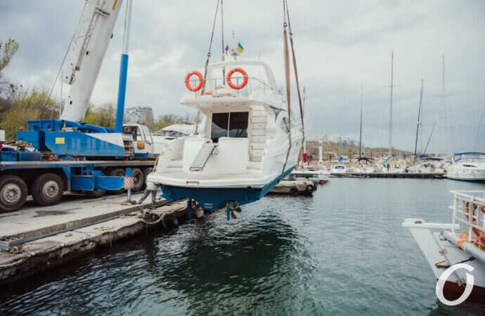 В одесском яхт-клубе спустили на воду яхты (фоторепортаж)
