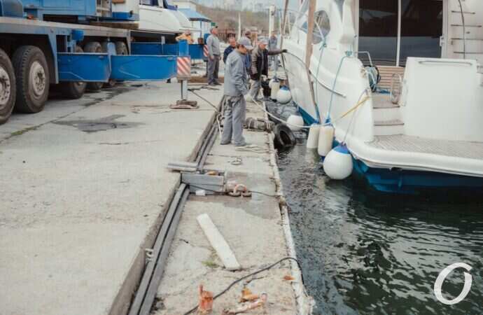 спуск яхт на воду, причал