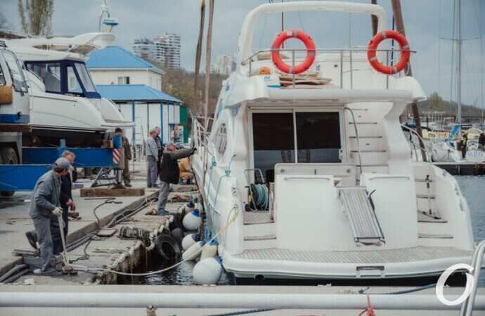 спуск яхт на воду, причал3