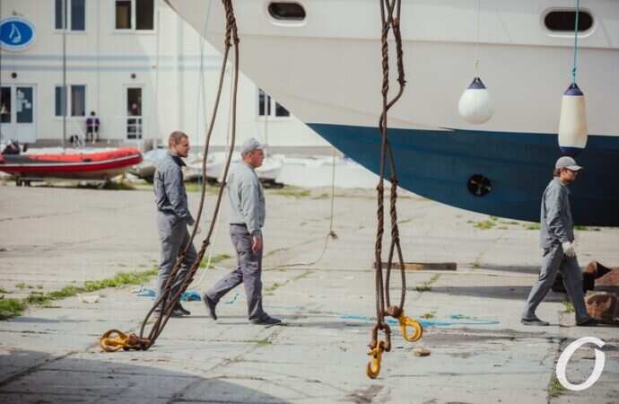 спуск яхт на воду в Отраде