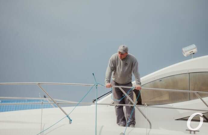 спуск яхт на воду, рабочий