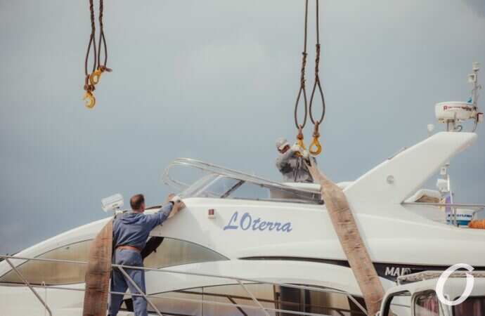 спуск яхт на воду в Одессе