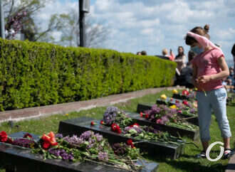 Сотни одесситов возложили цветы на Аллее Славы – фоторепортаж