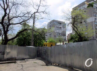 За высоким забором: вторая часть одесского бульвара Жванецкого становится неузнаваемой (фото)