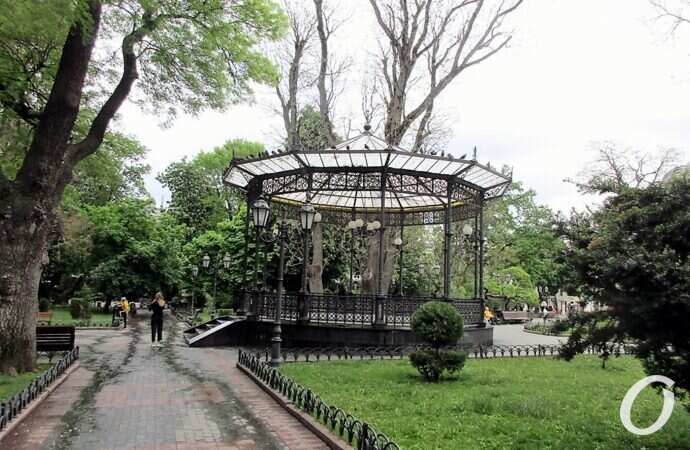 Горсад в мае, Ротонда