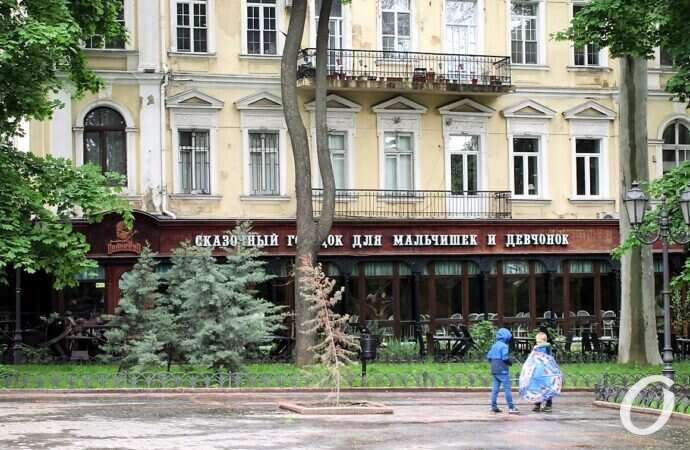 Горсад в мае, кафе