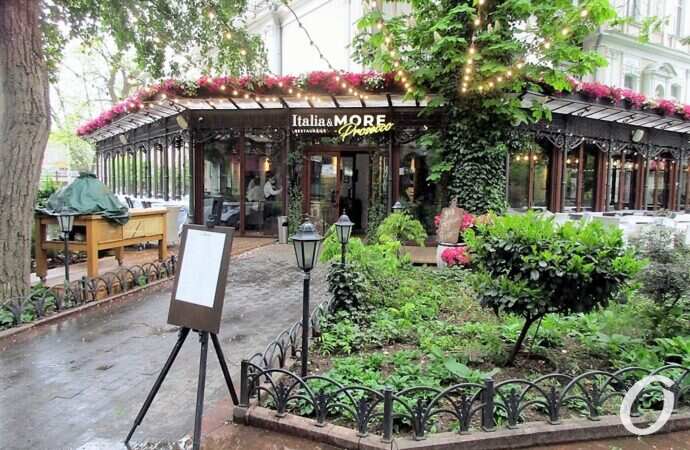 Горсад в мае, кафе3