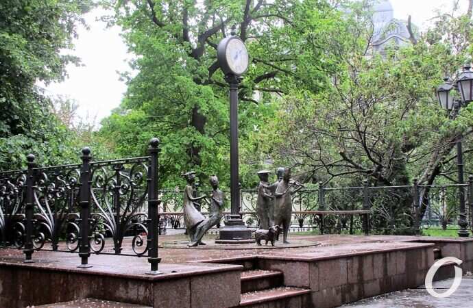 Горсад в мае, часы