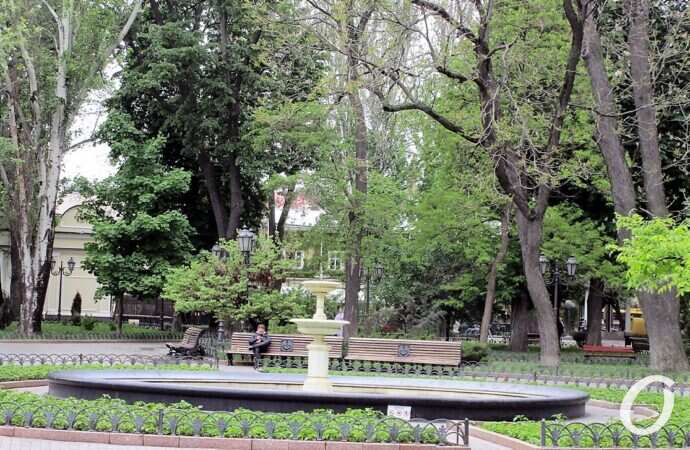 Горсад в мае, фонтан