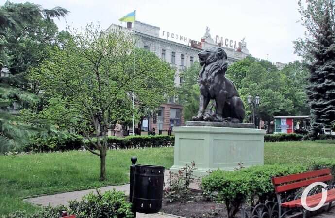 Горсад в мае, лев