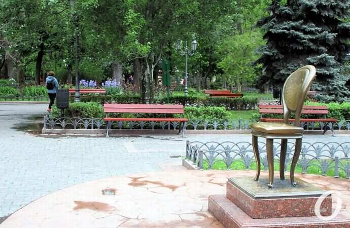 Горсад в мае, стул