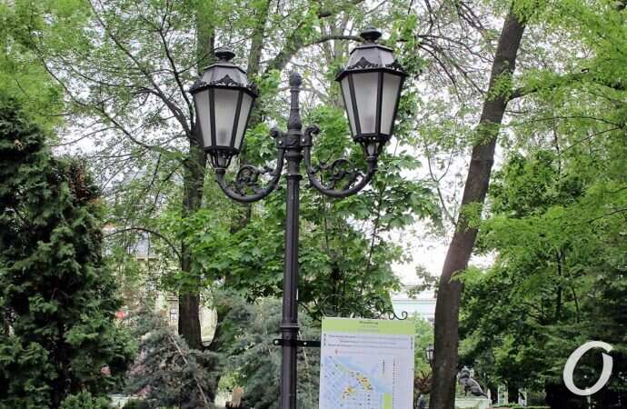 Горсад в мае, фонарь