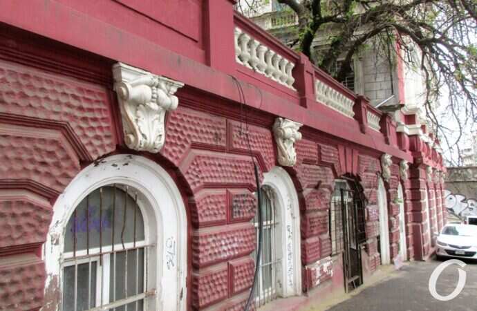 Военный спуск, баллюстрада