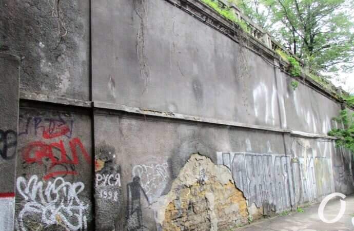 Военный спуск, стена