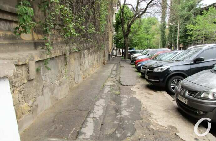 Военный спуск, тротуар, машины