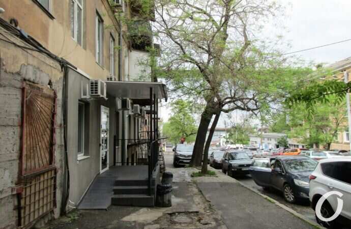 Военный спуск, крыльцо