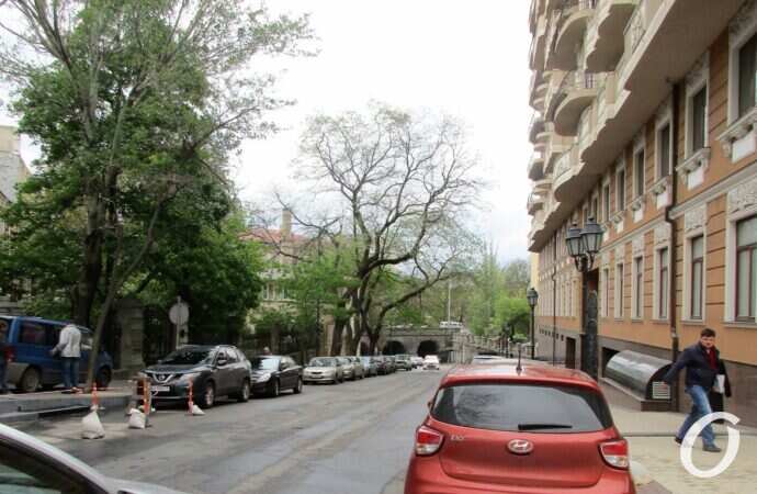 Военный спуск, дорога