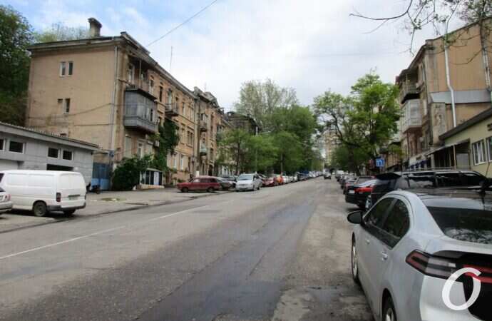 Военный спуск, дорога, дома