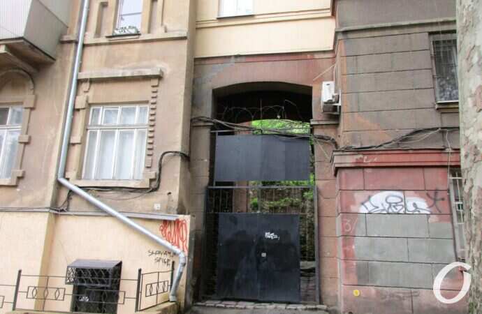 Военный спуск, железные ворота