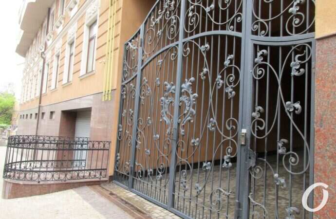 Военный спуск, ворота