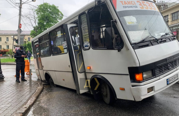 В центре Одессы пассажирский автобус провалился в яму