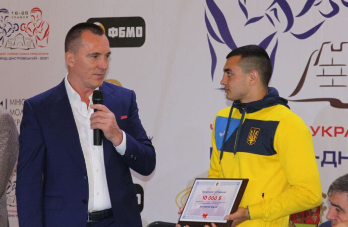 Чемпион мира по боксу Юрий Захареев получил в подарок квартиру в Одессе