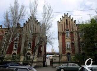 Два дома-близнеца на одесской Приморской: кусочек готики с памятной полутабличкой