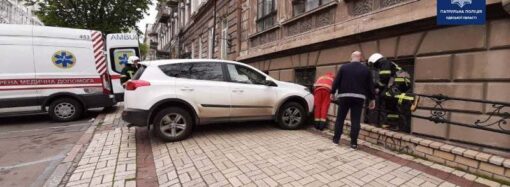В центре Одессы Toyota «уронила» парковщика в полуподвал (фото)