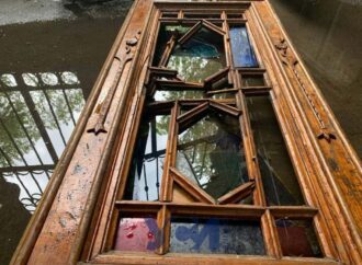 Кто-то реставрирует, а кто-то топчет ногами: в Одессе «оригинально» использовали старинную дверь (фото)