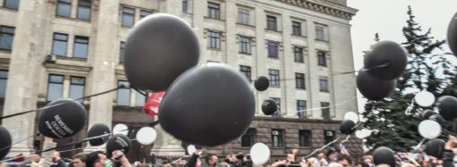 На одесском Куликовом поле в небо взметнулись белые голуби и черные шары (фото, видео)