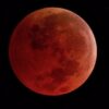 «Кровавый месяц»: чего ожидать от полного лунного затмения и как себя вести