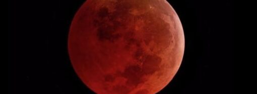 «Кровавый месяц»: чего ожидать от полного лунного затмения и как себя вести