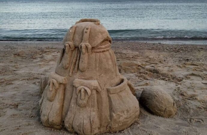 На пляже в Одессе неизвестный великан «позабыл» песочный рюкзак (фото)