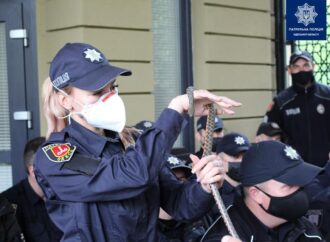 Для одесских полицейских и спасателей провели тренинг со змеями (фото)