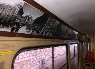 Ко Дню памяти и Дню Победы: в одесском трамвае открывают тематическую фотовыставку (фото)