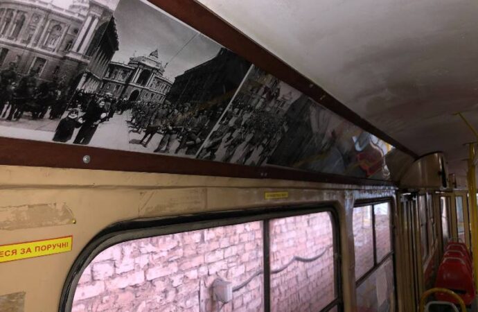 Ко Дню памяти и Дню Победы: в одесском трамвае открывают тематическую фотовыставку (фото)
