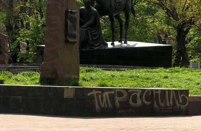 В Одессе вандалы оставили граффити на памятнике атаману Головатому