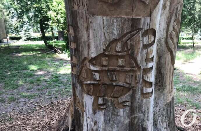 На одесском пляже обрубок ствола дерева с помощью резьбы превратили в сказочный арт-объект.