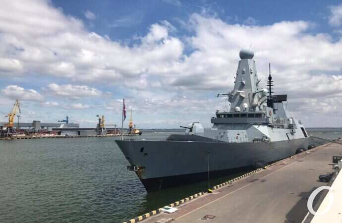 Россияне уверяют, что обстреляли в Черном море британский эсминец, посещавший Одессу