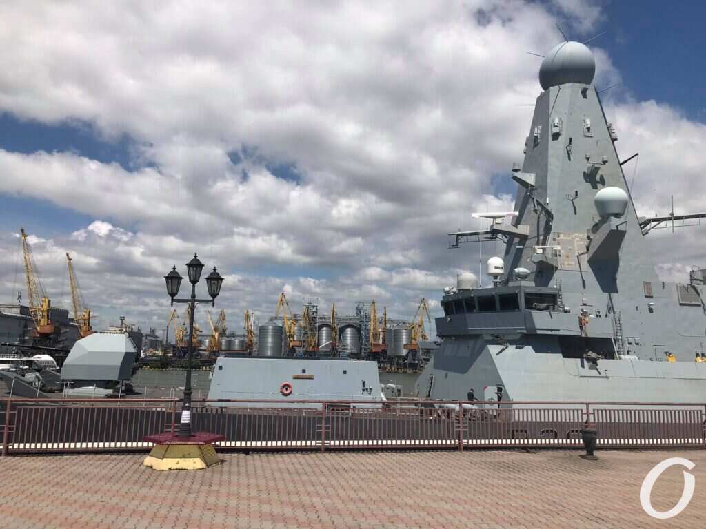 военный корабль в одесском порту