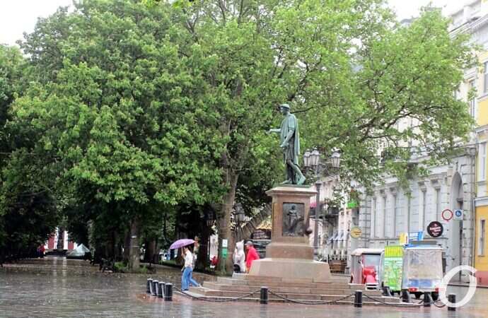 Приморский бульвар в июне