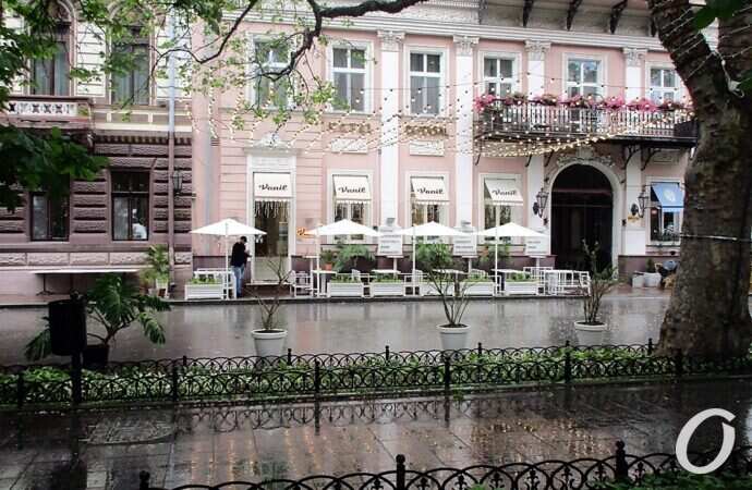 Приморский бульвар в июне, кафе