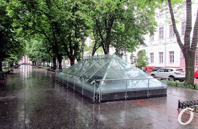 Приморский бульвар в июне, пирамида