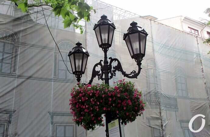 Приморский бульвар в июне, фонарь