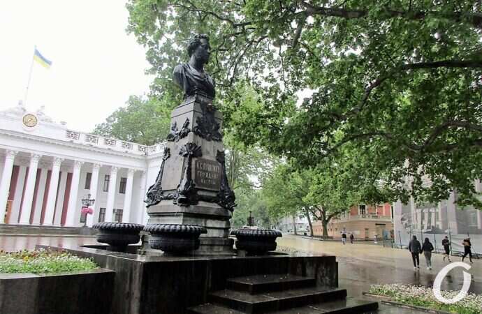 Приморский бульвар в июне, Пушкин