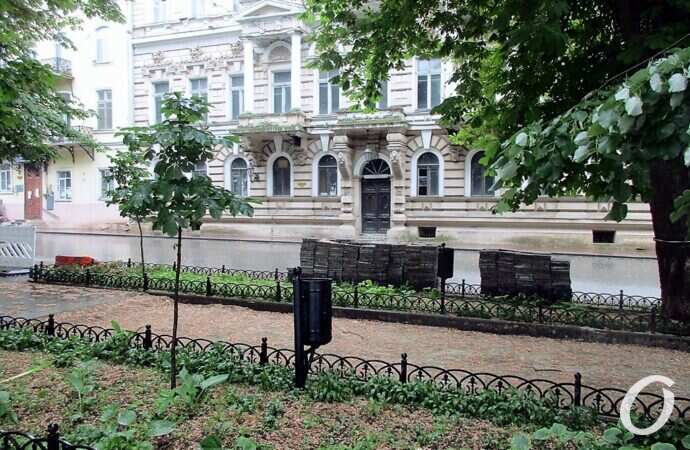 Приморский бульвар в июне, плитка