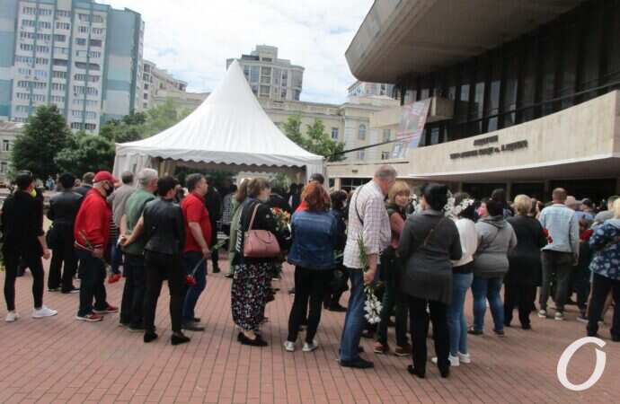 похороны Николая Завгороднего, у театра