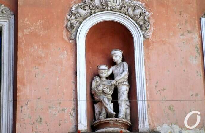 скульптуры в нишах4