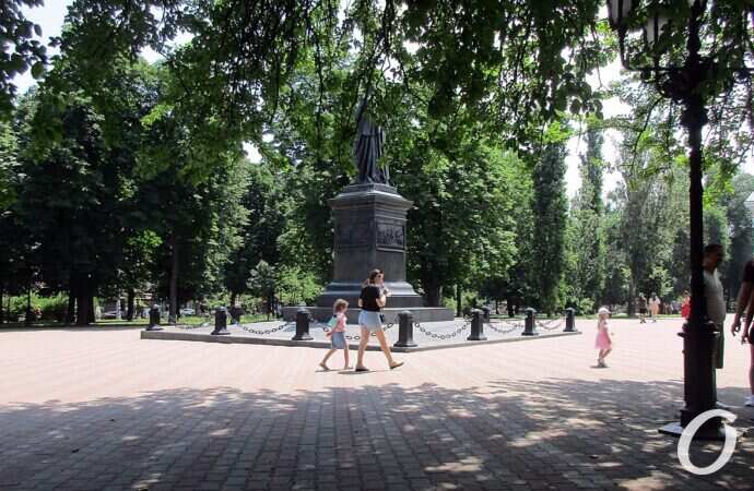 июнь в Одессе, памятник